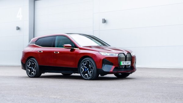 Плюсове: Впечатляваща гама, супер луксозен, но съвременен интериор.

Минуси: Нетрадиционният дизайн може да не се хареса на всеки.

BMW iX е върхът на мюнхенското EV инженерство, но също така се отличава с най-впечатляващите интериори на пътя днес. Първо технологията и спецификациите: xDrive50 може да се похвали с 516 к.с., пробег от 610 км и добавя нови 150 само за 10 минути зареждане от 195 kW. По-горещият вариант на M60 увеличава тези цифри с 611 к.с. и пробег от 560 км. Но това е луксът, за който сте тук. 

Кабината е една от най-детайлните и сложни, които ще намерите: има супер остри, адаптивни цифрови дисплеи почти навсякъде, където погледнете, всички полуавтономни функции, които бихте искали, и висококачествени материали. 

Шофирането на BMW iX също е забележително изживяване. Първо има скорост; вариантът M60 може да ускори от 0 до 100 км/ч само за 3,8 секунди, което е крайно замайващо за автомобил с такъв размер. Въпреки теглото си от 2,5 тона, iX е изненадващо пъргав и в завоите, с въздушно окачване, осигуряващо гладко возене с минимално накланяне на каросерията.